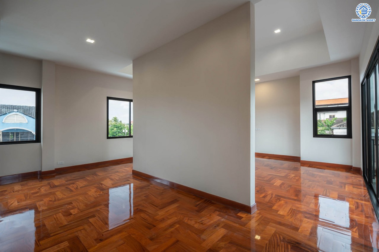 บ้านมือสองตกแต่งใหม่ ม.ซอย พหลโยธิน56 พหลโยธิน บ้านเดี่ยวหลังใหญ่ ภายในตกแต่งหรูหรา บนเนื้อที่เยอะถึง 98.60 ตร.ว. 3 ห้องนอน 3 ห้องน้ำ 2 ที่จอดรถ บรรยากาศเป็นส่วนตัว พร้อมมีสระน้ำในตัว บนพื้นที่กว่า 430 ตร.ม. บนทำเลที่ดี เชื่อมต่อถนน พหลโยธิน, ลำลูกกา, วิภาวดี-รังสิต เดินทางสะดวกใกล้รถไฟฟ้า สถานี "แยก คปอ, คูคต"